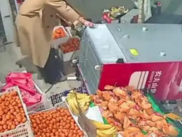 冰箱倒地砸中小孩 众人合力救援显温情