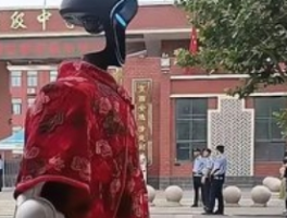 开封现机器人穿旗袍送考，科技与传统碰撞出别样温情