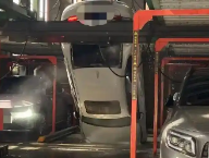 30万宝马从立体车库5层坠落