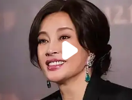 刘晓庆红毯新风尚：运动鞋配手机