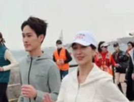 赵雅芝张朝阳同框跑马拉松：70岁与60岁的“逆龄”对决