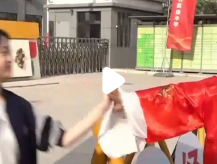 状元服、击掌、红毯：老师们的“花式”送考仪式感
