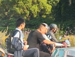 爸爸骑车送儿子上学，儿子端碗吃早饭温馨画面引共鸣