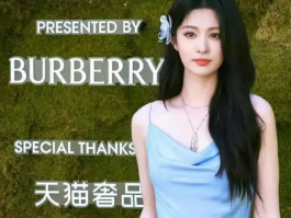 王楚然海边沙滩起舞：淡蓝色长裙摇曳生姿