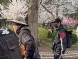 李现加入公园打鸟大爷队伍：顶流演员的“反人设”生存实验