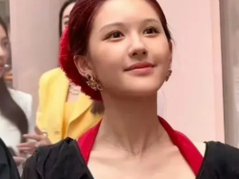 赵露思造型引争议：是妆容失误还是另类时尚？