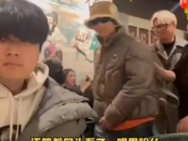林俊杰吃饭被男粉贴脸大喊“我爱你”，网友：这届粉丝太疯狂！