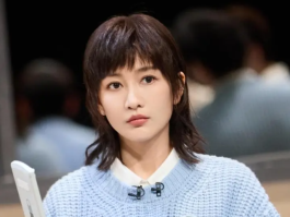 王鸥剪碎发焕新颜，穿毛衣录节目美酷兼备