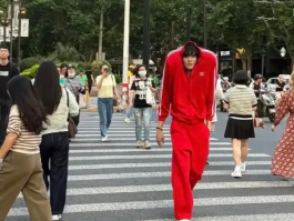 41岁向佐上海街头现身