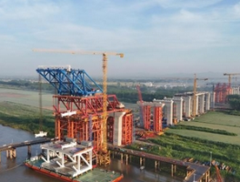 皖江第六座公铁大桥首节钢桁梁成功架设