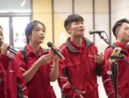 白天送快递晚上唱歌，快递小哥收获10万粉丝成网红