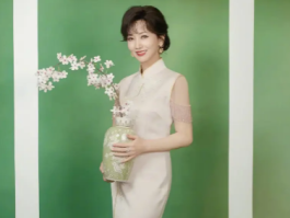 71岁赵雅芝旗袍装优雅亮相