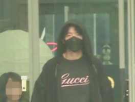 刘宇宁录音棚下班，休闲装扮