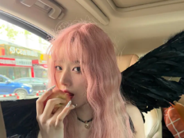 卢昱晓染粉发又甜又酷
