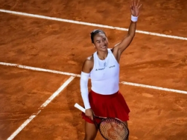 郑钦文Ace球惊呆萨巴伦卡，书写赛场新传奇