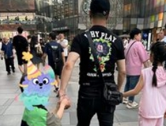 汪峰带一双儿女逛街，温馨画面暖人心