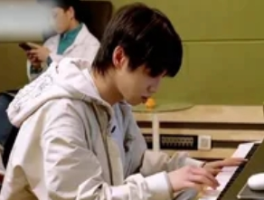 华晨宇黄霄雲音乐风云会：两代唱将的审美碰撞与市场博弈