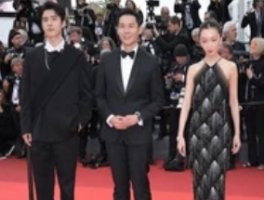 周冬雨一袭黑色长裙闪耀戛纳红毯，优雅气场引热议