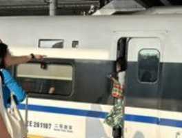 高铁启动瞬间女乘客冲出被门夹住，安全警钟再敲响
