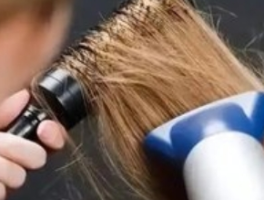 自然风干 vs 吹风机：专家揭秘头发健康的科学选择