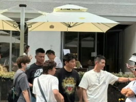 吴奇隆穿运动套装活力满满