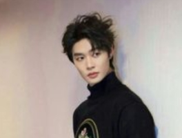 "短剧一哥"柯淳自曝日薪2万：暴利背后的行业生存法则