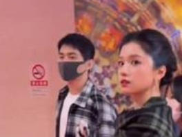 张婧仪手拿塑料袋走红毯：时尚新风与个性表达