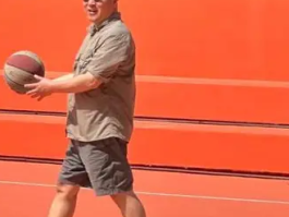 窦唯光头亮相球场 摇滚传奇再现活力