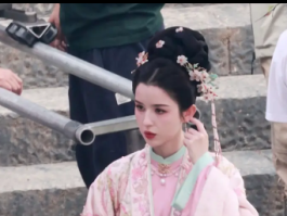 哈妮克孜粉纱戏服惊艳亮相，演绎别样古装风情