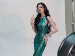 奚梦瑶蓝色金属感裙亮相红毯：超模气场全开