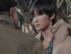 余宇涵成吴镇宇"人形挂件"：娱乐圈代际互动的范式转移