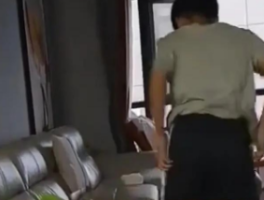 男生展示“一秒换装”神技：网购裤子的新玩法