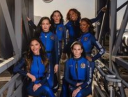 “水果姐”上太空：娱乐与科技碰撞的太空狂欢