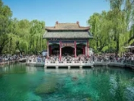 人潮围城：当"天下第一泉"沦为巨型流量池