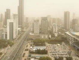 南方多个城市罕见现沙尘天气