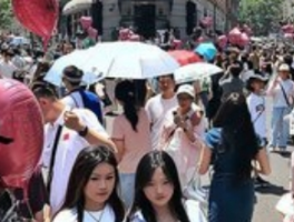 老房子“归来”人潮涌