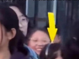 妈妈给女儿戴“接孩子神器”走红：实用还是过度保护？