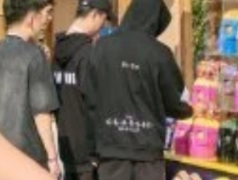 上海街头偶遇王嘉尔穿睡袍出街：松弛感营销下的“真我实验”