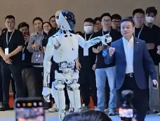 小鹏机器人IRON现身车展：科技与未来的碰撞