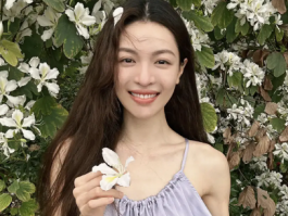 钟楚曦长裙漫步花海 春日奔跑尽显风采