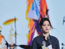 欧阳娜娜雨中奏响电影经典，音乐盛宴温暖人心