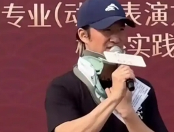 吴京意外受伤戴护具现身：硬汉背后的伤痛与坚守