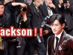 易烊千玺被戛纳外媒喊到憋不住笑：红毯上的“可爱暴击”