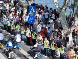 杭州“最美人墙”假期再上线 10年间30万人进行“文明接力”