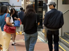 袁咏仪夫妇逛街，53岁张智霖逆龄颜值引惊叹