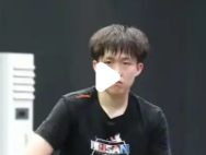 王楚钦世界杯：汗水浸湿刘海变身“条形码”