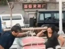 38岁女工扛楼还债50多万：用脊梁扛起生活的重量