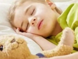 医生建议男孩三岁后应分床睡，科学育儿助力独立成长