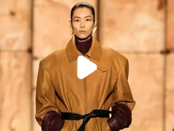 刘雯走秀鞋子掉了：超模的临场应变能力令人赞叹